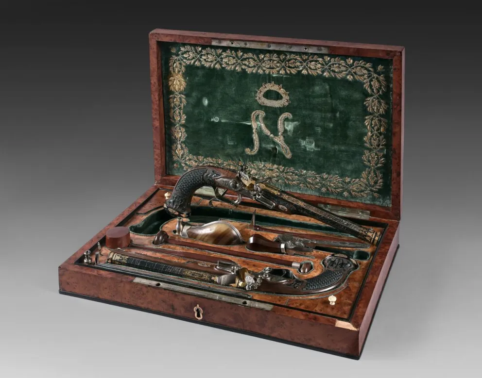 Dos pistolas que pertenecieron a Napoleón Bonaparte, y con las que pensó en suicidarse al perder su imperio en 1814. Foto: EFE