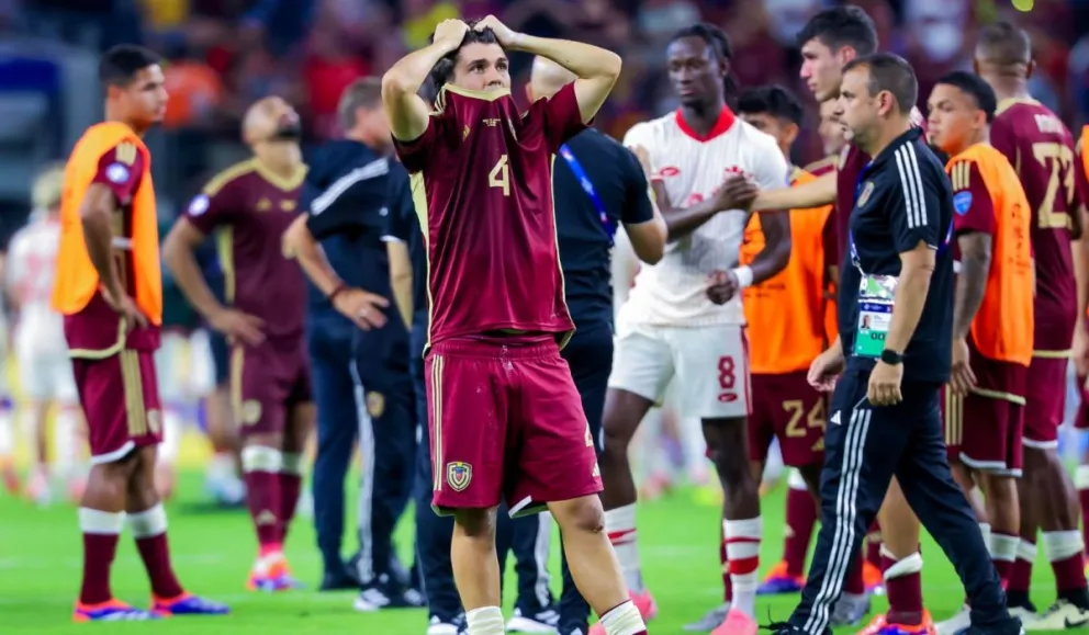 Jugadores venezolanos cabizbajos por su eliminación. Foto: EFE.