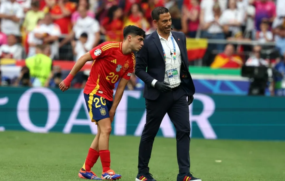 Pedri abandona el campo por lesión durante el partido de cuartos de final. Foto: EFE.