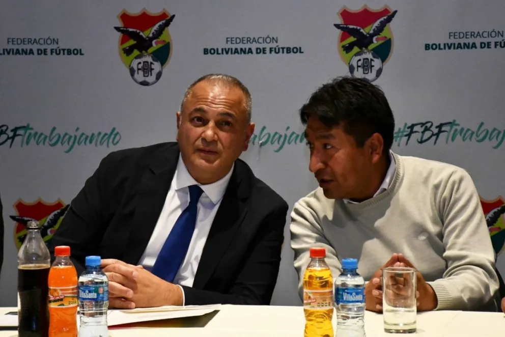 Edwin Callapino (der.), primer vicepresidente de la FBF; junto al presidente Fernando Costa. Foto: APG