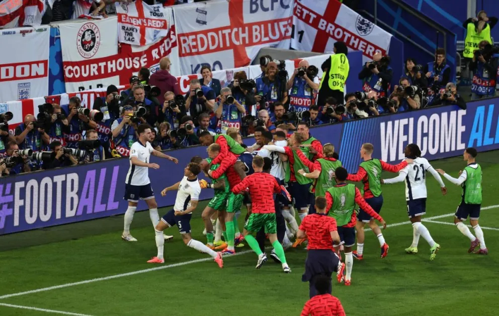 Jugadores de Inglaterra celebran la clasificación a semifinales tras derrotar a Suiza en los penales. Foto: EFE