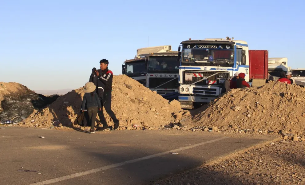 Por quinto día consecutivo prosiguieron en esta jornada los bloqueos en Caracollo. Foto: APG
