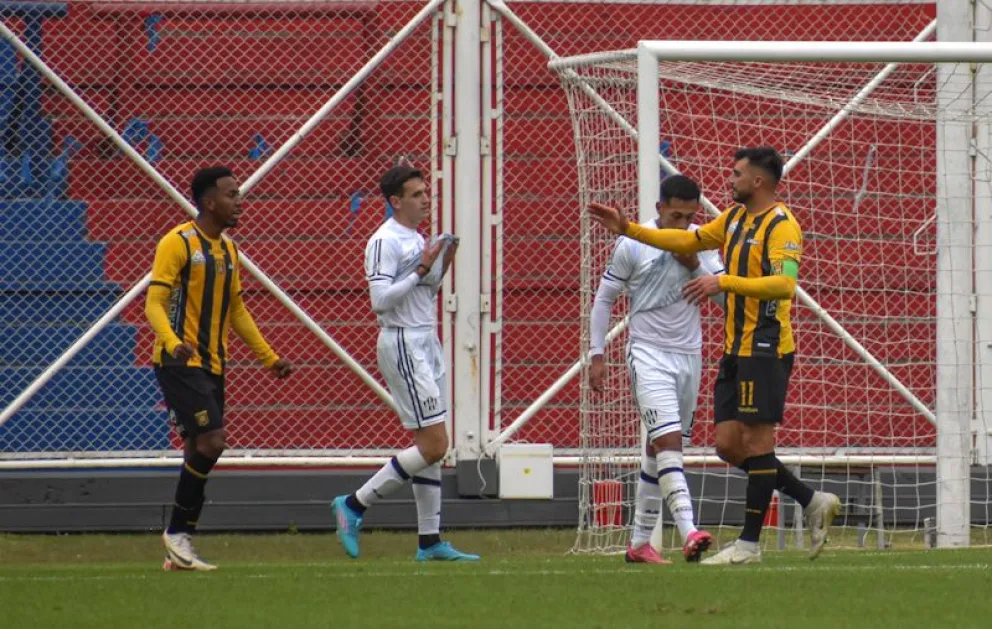 Tiverio (der.) se acerca a Arrascaita para festejar el tanto del empate ante Central Córdoba. Foto: club The Strongest