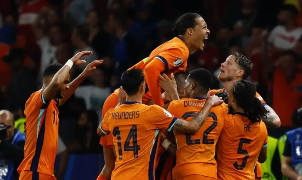Los neerlandeses celebran el tanto de la ventaja. Foto: UEFA Eurocopa.