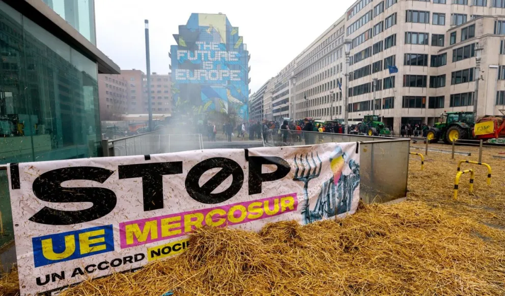 Fotografía de archivo de un cartel que dice en inglés "Alto UE-Mercosur" durante una protesta en el lado de un Consejo de Agricultura y Pesca en Bruselas, Bélgica. Foto: EFE