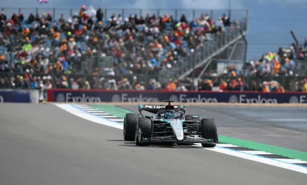 El piloto de Mercedes George Russell durante las pruebas de clasificación el circuito de Silverstone. Foto: EFE
