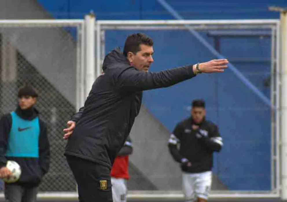 El técnico Ismael Rescalvo da instrucciones a sus jugadores en el partido ante Central Córdoba. Foto: prensa The Strongest