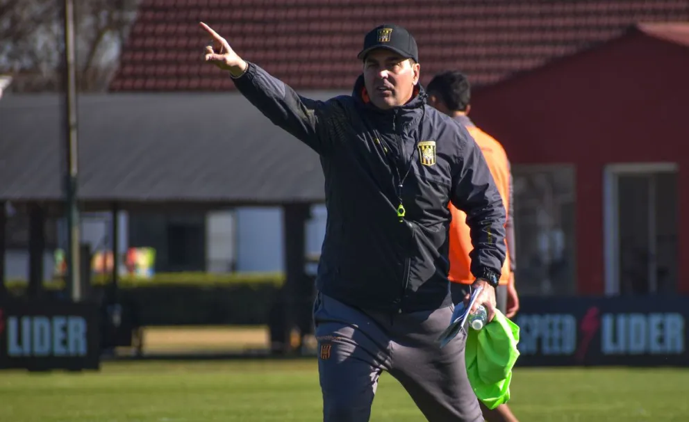 El DT español da instrucciones a los jugadores en una práctica en el Speed Camp. Foto: club The Strongest