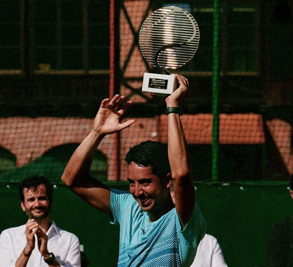 Murkel Dellien celebra con su trofeo de campeón. Foto: ATP Challenger Tour.