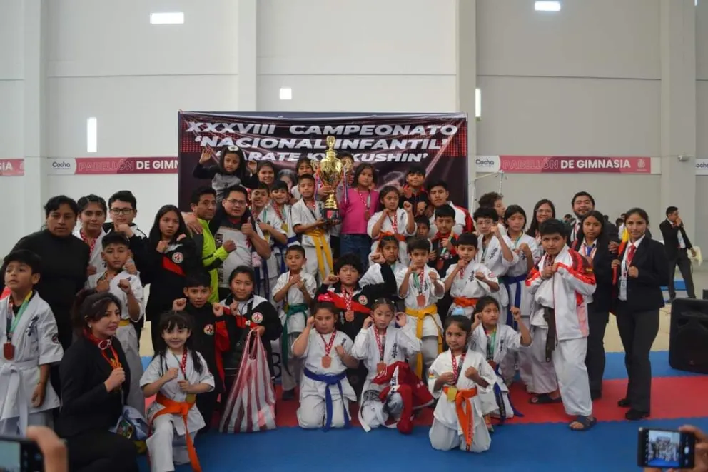 El podio de vencedores del certamen en el valle. Foto: Feboka.