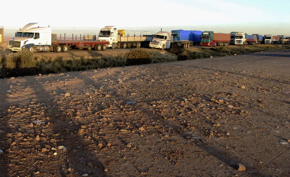 Un anterior bloqueo de rutas, también por la falta de diésel y dólares. Foto: APG