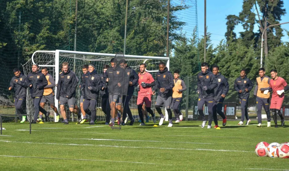 Los futbolistas del Tigre en unos sus entrenamientos en el predio del club Deportivo Riestra. Foto: club The Strongest