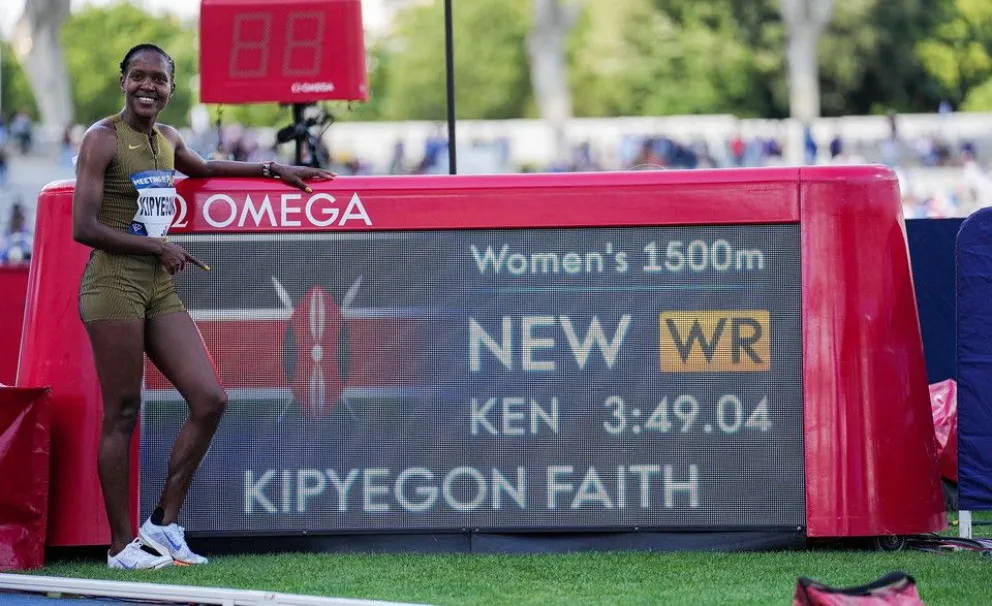 La atleta de Kenia Faith Kipyegon muestra en una pantalla gigante su nueva marca. Foto: diamondleague.com