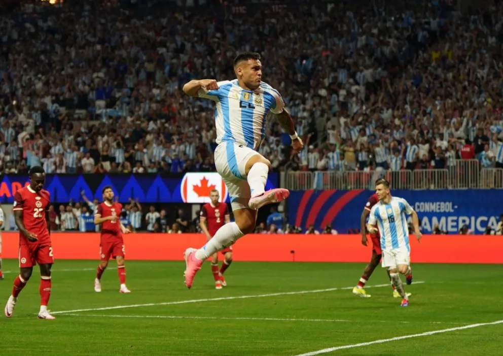 Lautaro Martínez festeja el segundo gol de Argentina ante Canadá, en el partido inaugural. Foto: AFA