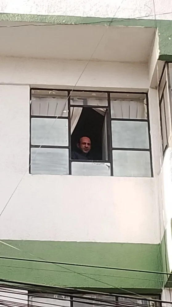 El activista de DDHH, Fernando Hamdan, observa desde una oficina de la Felcc, en la ciudad de La Paz. Foto: Dip. Luciana Campero.