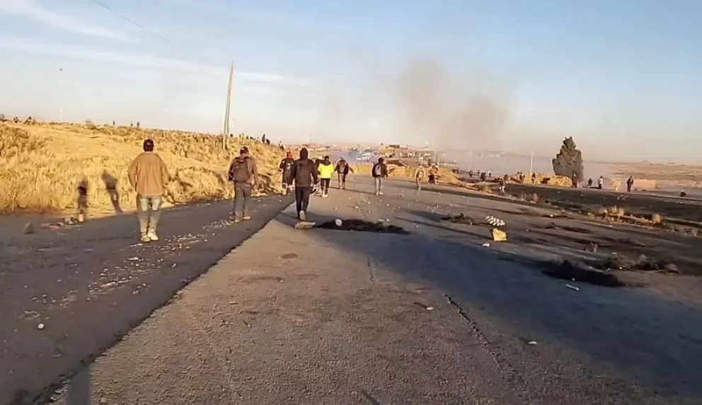 El momento que interviene la policía en la localidad de Caracollo. Foto: Radio Caracollo