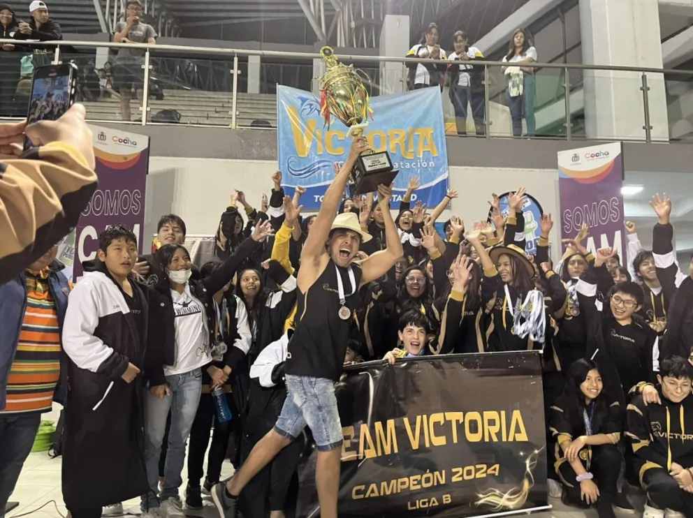 Integrantes del Club Victoria festejan por su triunfo. Foto: Febona.