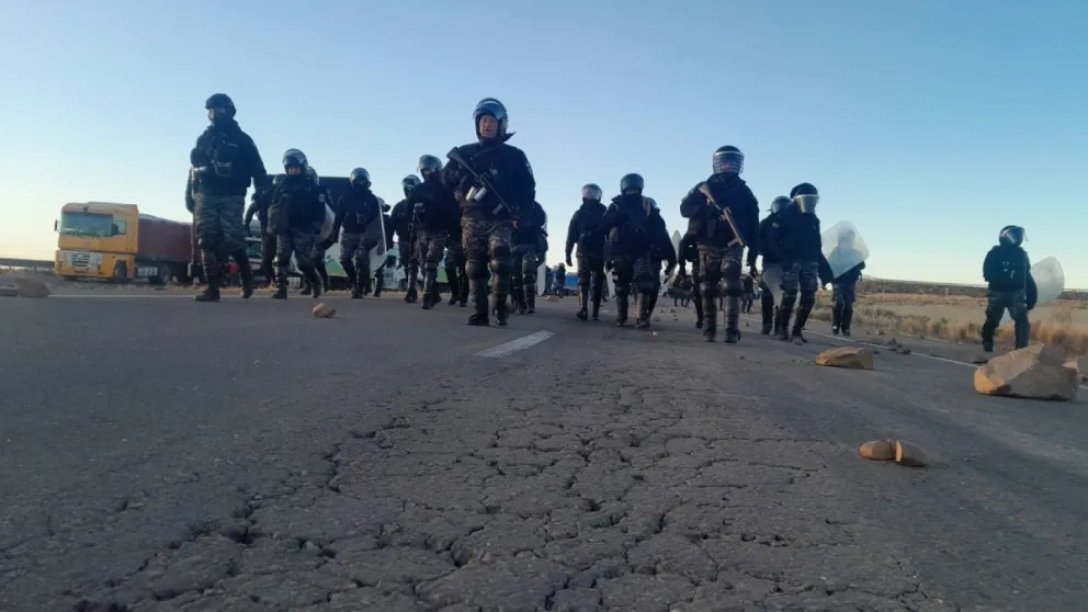 Policías en un sector bloqueado de la ruta, este lunes. Fotos: APG