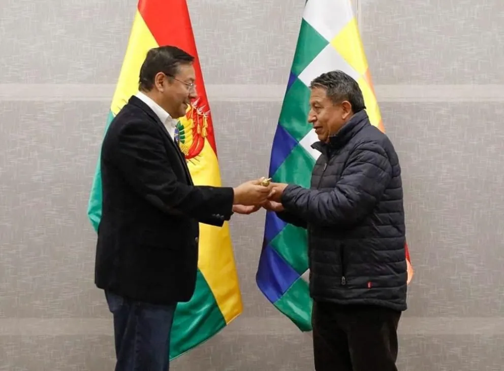 El momento en que Arce entrega el Bastón de Mando a Choquehuanca. Foto: Cuenta de X del mandatario 