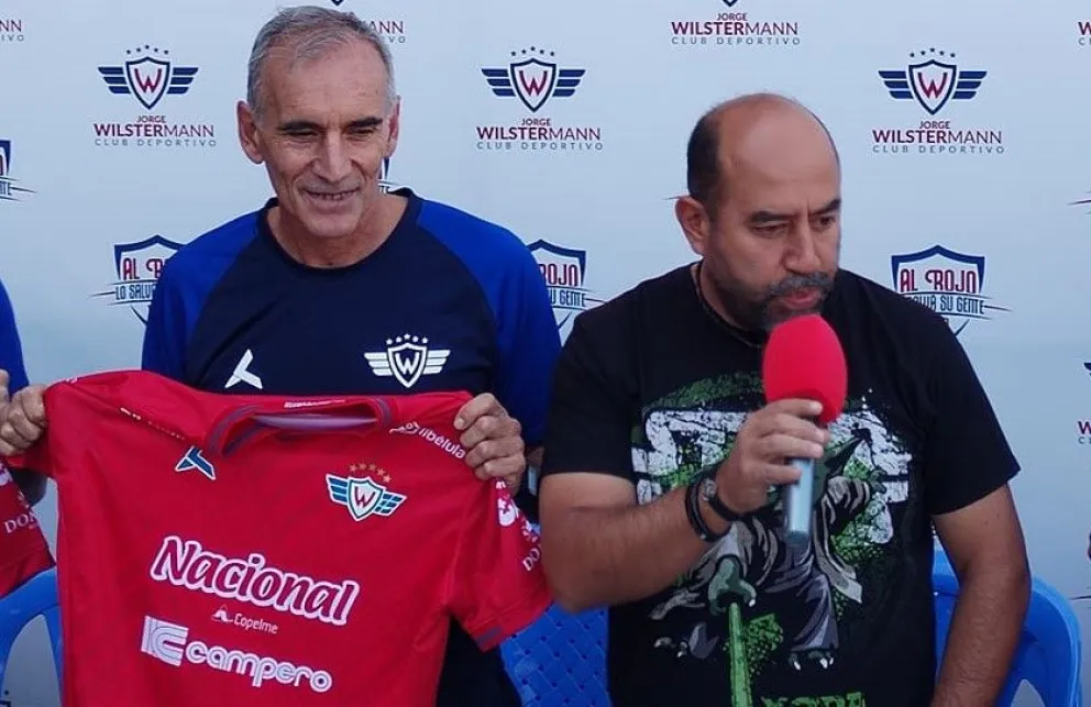 Alejandro Russo (izq.) y Omar Mustafá, presidente de Wlktsermann, el día del anuncio oficial del DT. Foto: OD Más que fútbol