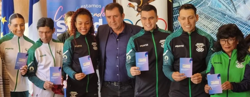 Los deportistas bolivianos junto al titular del COB: Marco Arze. Foto: Sports 360