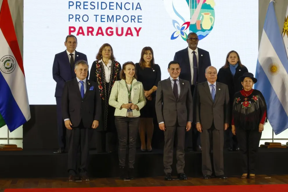 Ministros de Relaciones Exteriores de los países miembros del Mercosur, posan luego de la reunión previa a la cumbre de jefes de Estado del Mercosur, este domingo en Asunción (Paraguay). Foto: EFE
