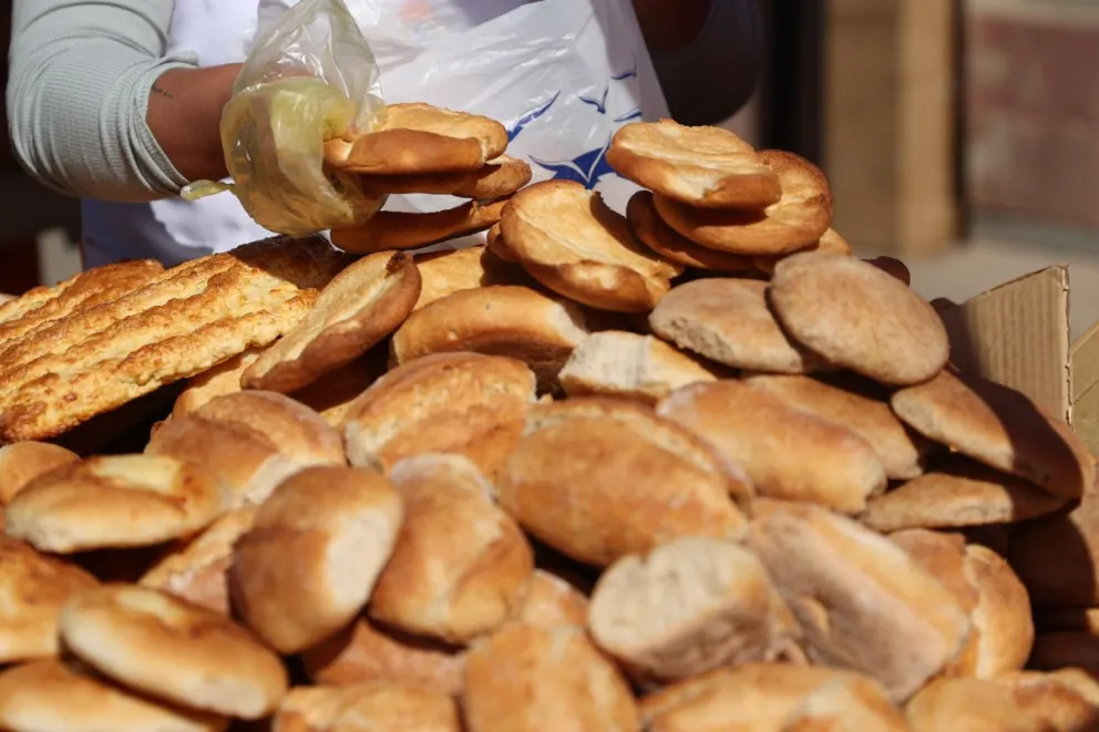 Ciudadanos paceños participan durante el día de la "marraqueta" este sábado en La Paz (Bolivia). Foto: EFE
