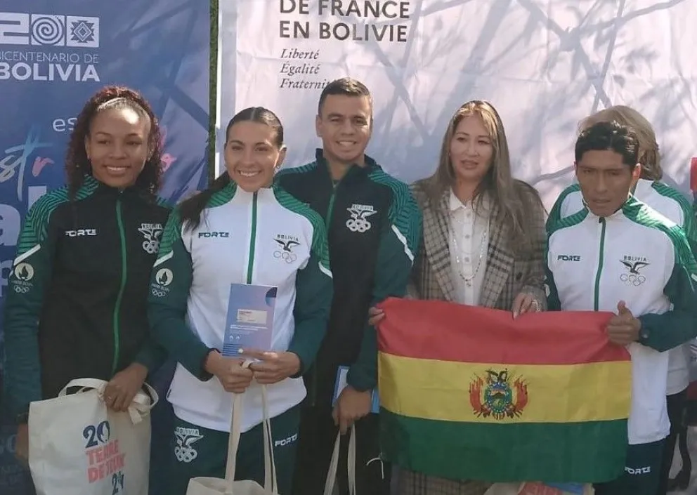 Karen Palenque (segunda der.), viceministra de Deportes, posa con parte del equipo boliviano que acudirá a los Juegos Olímpicos. Foto: Jhony Mollinedo. 
