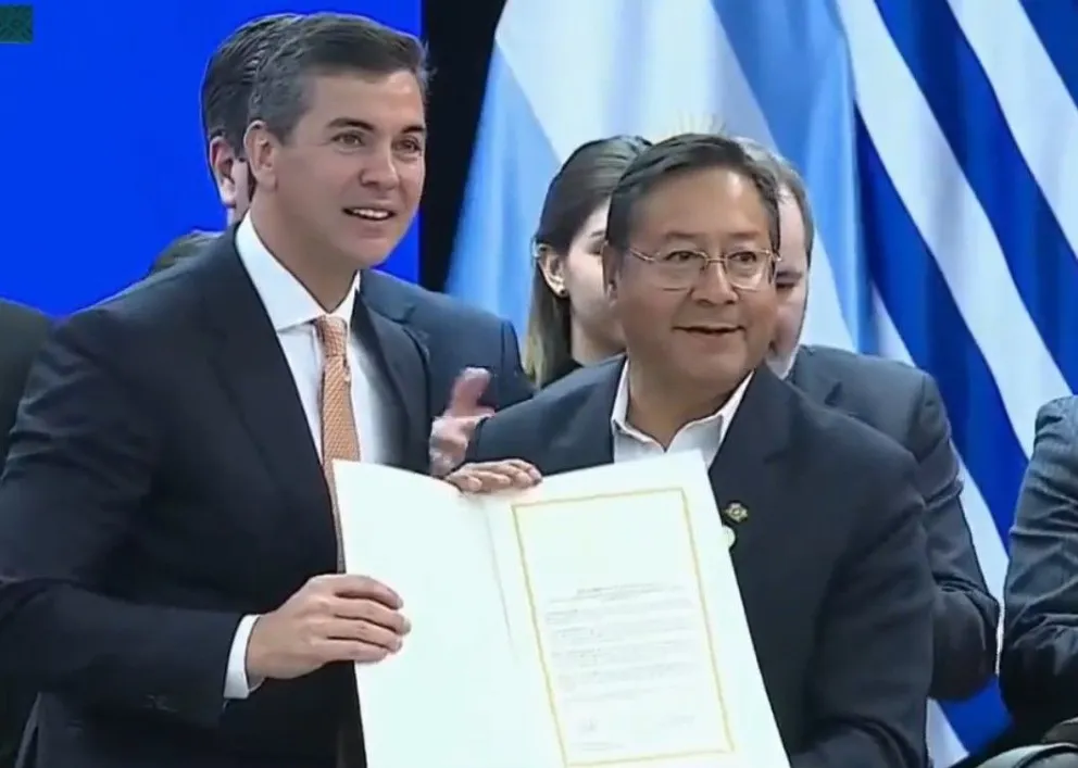 El mandatario paraguayo le entrega el protocolo de adhesión a Luis Arce. Foto: Captura de video