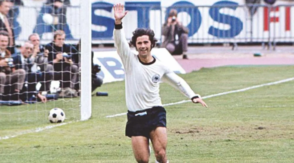 El alemán Gerd Muller celebra un gol en la Eurocopa de 1972.