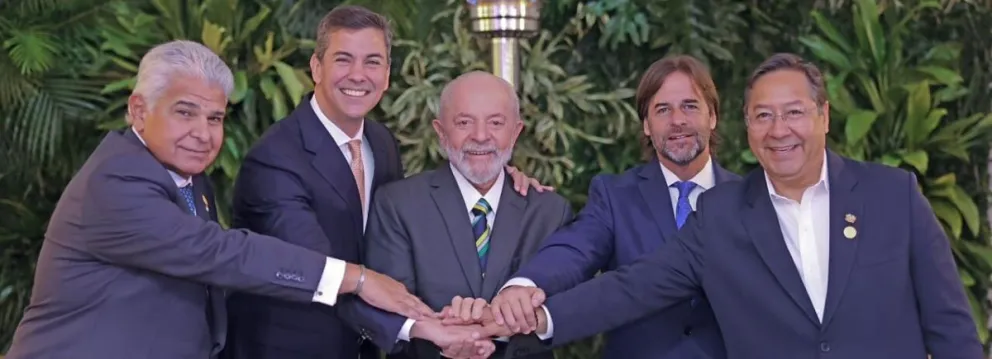 Los presidentes del Mercosur se dan un apretón de manos hoy. Foto: ABI