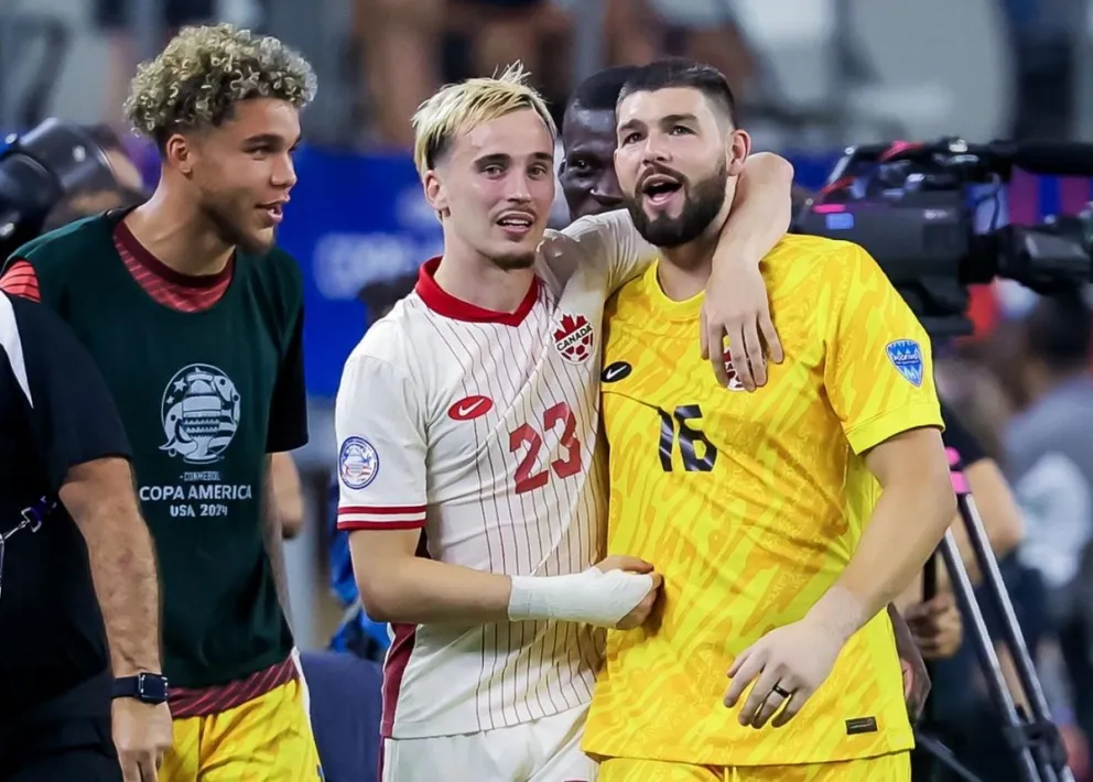 Los canadienses Liam Millar y el golero Maxime Crepeau se alistan para enfrentar a Argentina. Foto: EFE