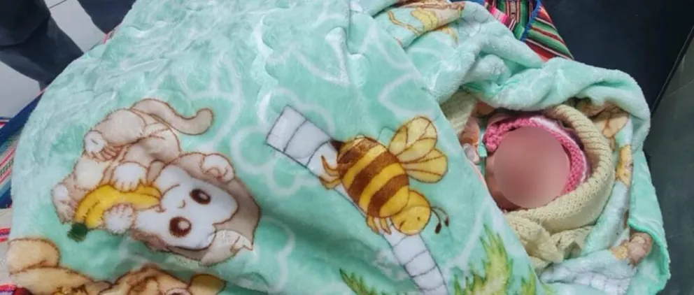 La bebé de cinco días nacida que fue abandonada por su padre. Foto: RRSS