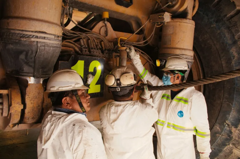Trabajadores de Minera San Cristóbal en plena faena de procesamiento de los concentrados de la mina. Foto: Minera San Cristóbal.