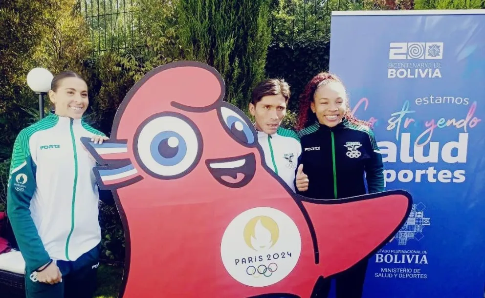 Los deportistas bolivianos con la mascota oficial de los Juegos. Foto: Viceministerio de Deportes.