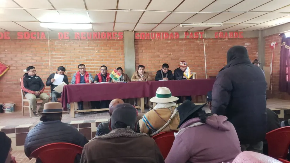 Reunión de autoridades de Oruro y representantes de los pobladores de Caracollo. Foto: Radio Kawsachun Coca