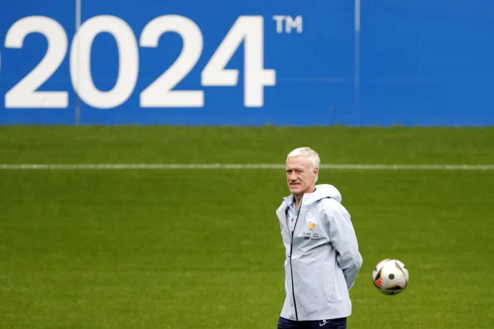 Deschamps, seleccionador de fútbol de Francia, durante un entrenamiento de su equipo. Foto: EFE.