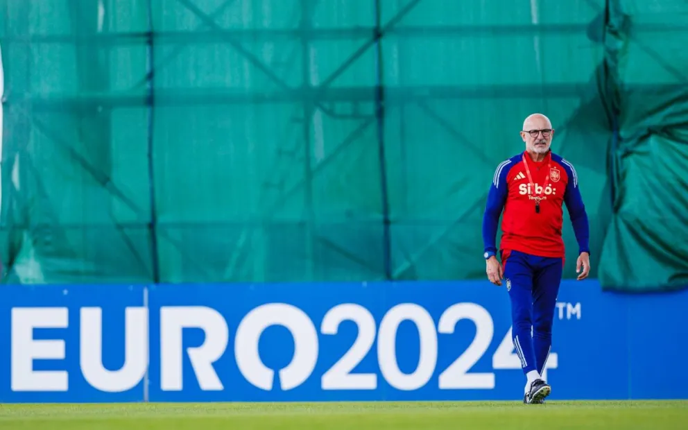 De la Fuente, técnico de España, durante un entrenamiento de sus dirigidos. Foto: Selección Española.