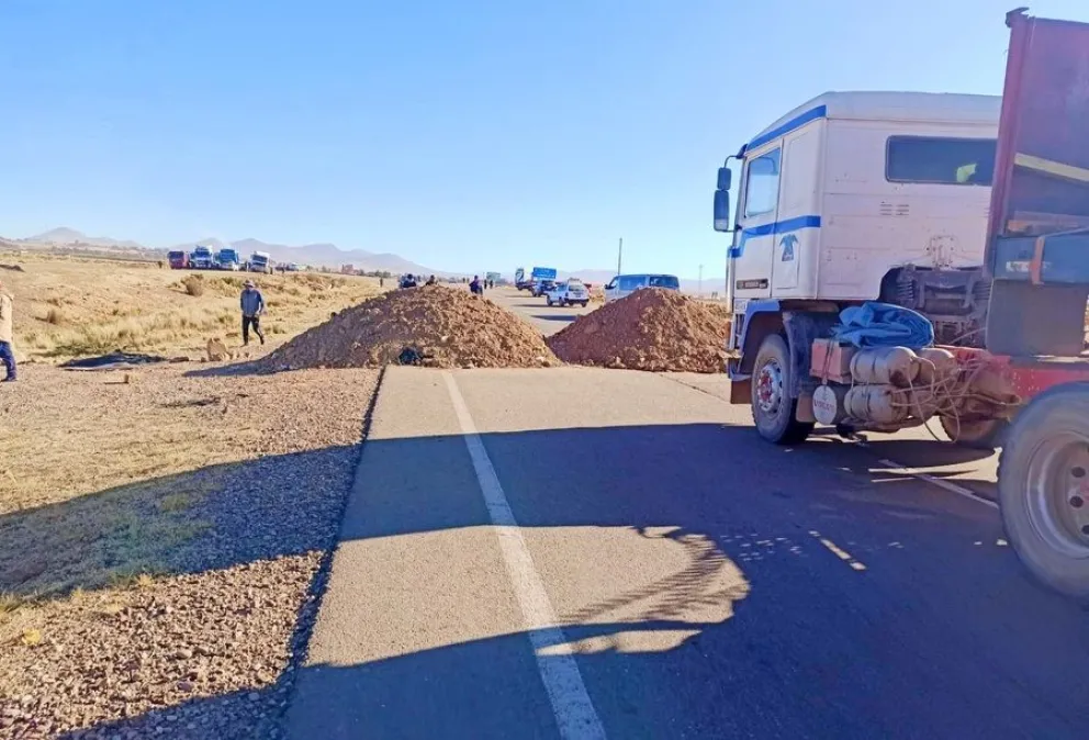 Una vista de la carretera Oruro - La Paz bloqueada por promontorios de tierra. Foto: ABI.