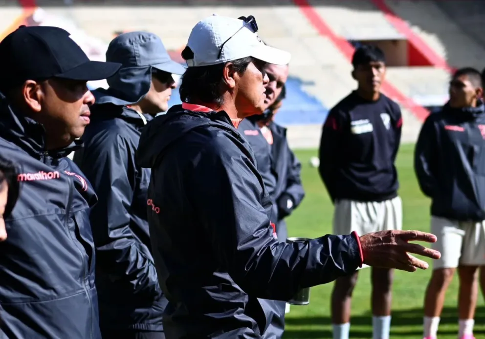 El entrenador colombiano Flabio Torres dirige un entrenamiento del "millonario". Foto: club Always Ready