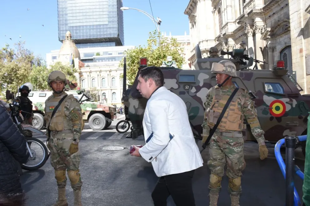 Militares en la plaza Murillo, sucedió el pasado 26 de junio. Foto: APG