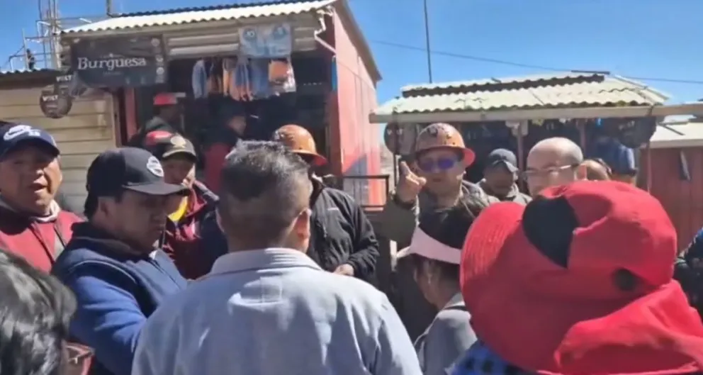 El momento del enfrentamiento entre los parlamentarios y cooperativistas mineros. Foto: Captura de video