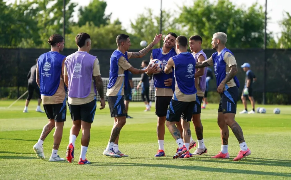 El cierre de los entrenamientos de la selección argentina. Buen ambiente reina entre los dirigidos por Lionel Scaloni. Foto; AFA