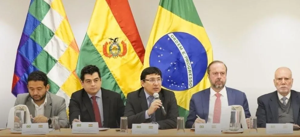 El ministro de Hidrocarburos, Franklin Molina, con las autoridades brasileñas del sector. Foto: Ministerio de Hidrocarburos