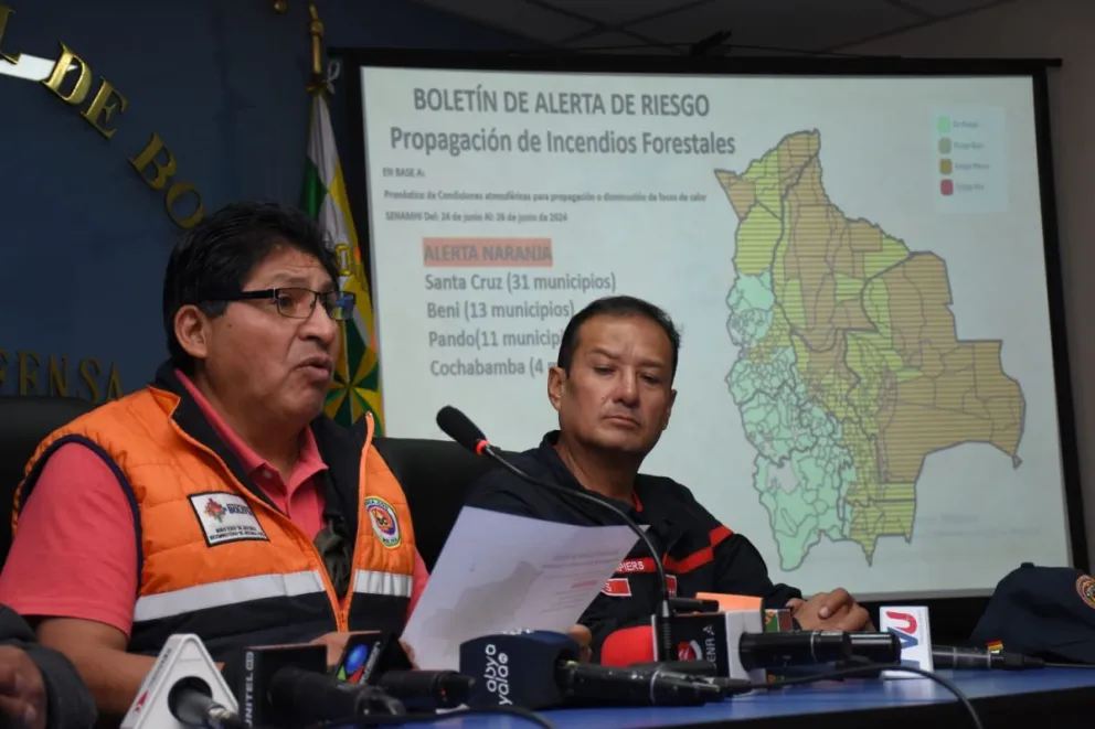 El viceministro de Defensa Civil, Juan Carlos Calvimontes, en un anterior reporte de incendios. Foto: APG
