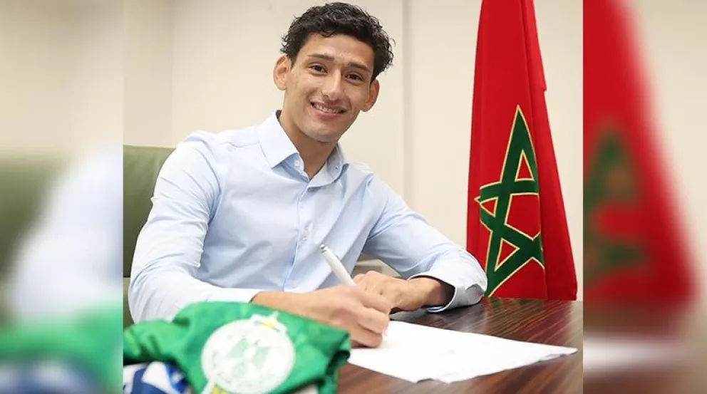 Ábrego cuando firmó su vinculación al club de Marruecos. 