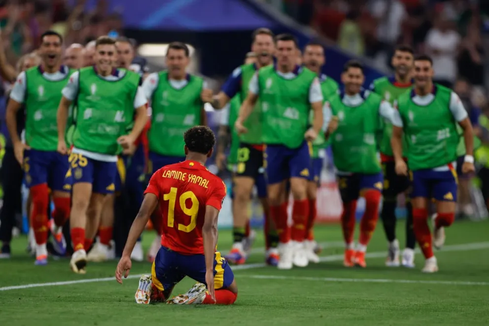 El delantero de la selección española Lamine Yamal celebra el gol del empate ante Francia. Foto: EFE