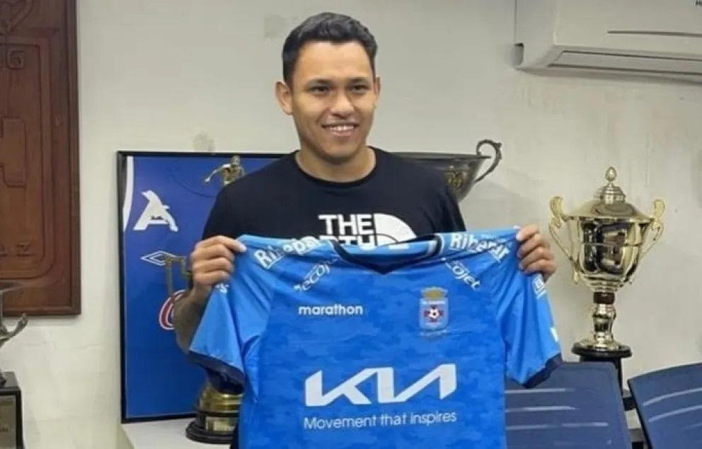 Gutiérrez agarra la casaca de Blooming. Foto: El Día.