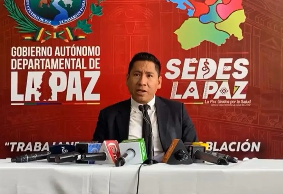 Javier Mamani, director de Epidemiología del Sedes La Paz, brinda conferencia de prensa. Foto: ABI.