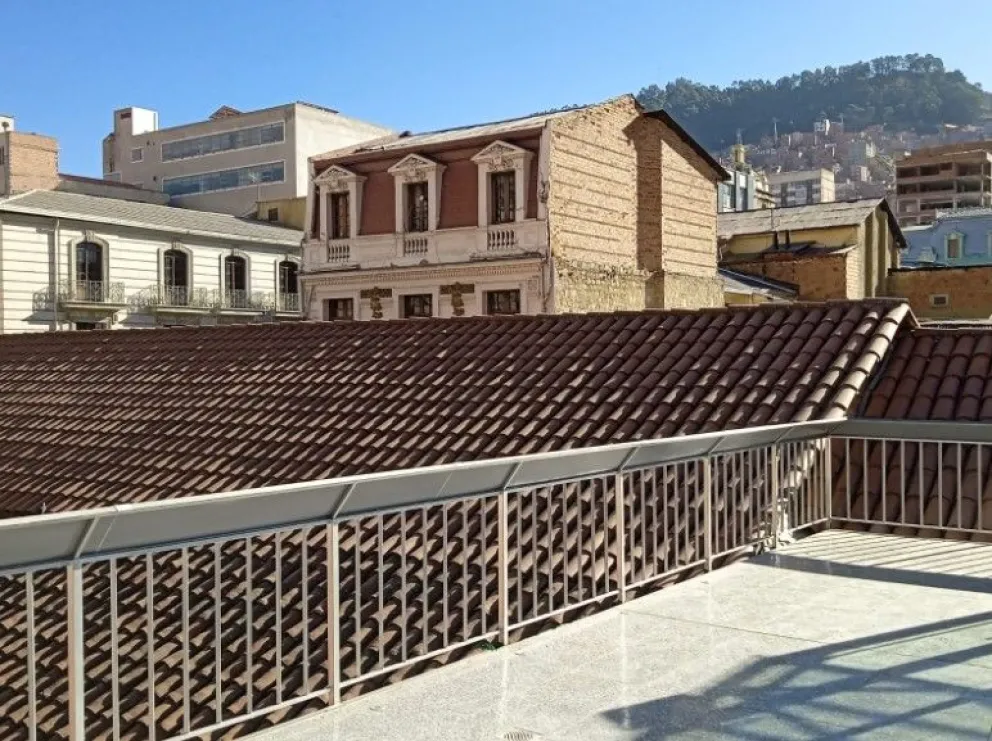 Vista del Puente Mirador que une el sector más moderno del MNA –el Patio de Cristal- con el área histórica de la Villa de París.  Foto: MNA